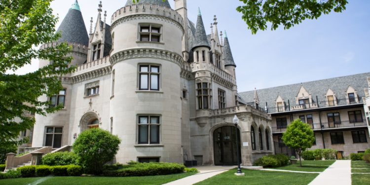 Take a walking tour of Chicago’s Kenwood neighborhood